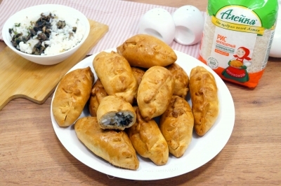 Печеные пирожки с рисом и грибами в духовке готовы. Выложить на блюдо и подавать к столу.