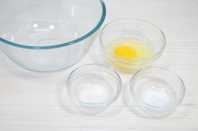 Чтобы приготовить пирог с курицей и картошкой в духовке на бездрожжевом тесте, нужно в миске смешать 1 чайную ложку сахара, 1/2 чайной ложки соли и 1 яйцо.