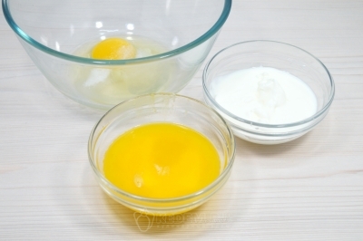 Добавить 100 грамм растопленного сливочного масла и 150 грамм сметаны.