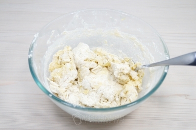 Замесить тесто для пирога.