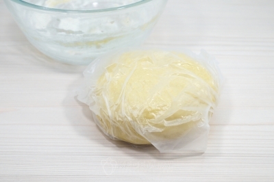 Завернуть тесто в пакет и оставить на 10-15 минут при комнатной температуре.