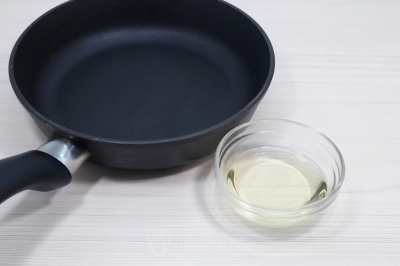 На сковороде разогреть 3 столовые ложки подсолнечного масла.