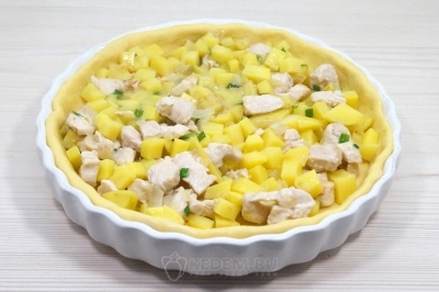 Выложить и разровнять начинку для пирога.