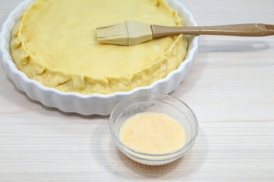 Смазать верх пирога желтком взбитым с молоком.