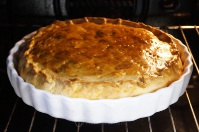 Выпекать пирог в разогретой до 180 градусов Цельсия духовке 30 минут.