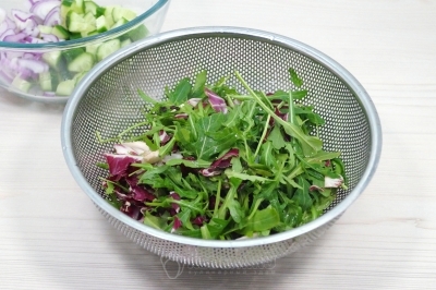 Зелень рукколы промыть и просушить.