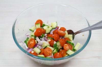 В миску с овощами добавить 100 грамм нарезанных на половинки помидоров черри.