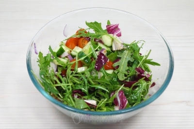 Добавить зелень рукколы и перемешать.