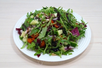 Выложить на плоское блюдо и добавить 1 столовую ложку бальзамического соуса.