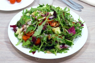 Овощного салата с рукколой, помидорами черри и бальзамическим соусом готов. Можно подавать к столу.