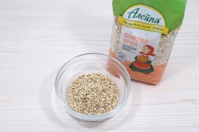 В небольшую миску отмерить 3 столовые ложки перловой крупы.