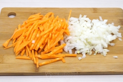 Мелко нарезать вторую луковицу. Морковь нарезать соломкой.