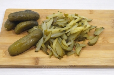 4-5 квашеных огурцов нарезать соломкой.