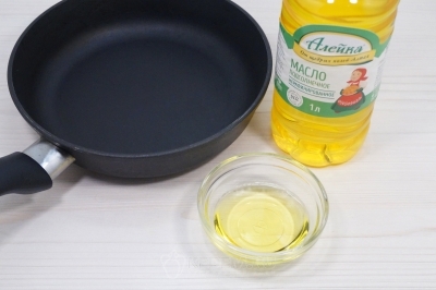 На сковороде разогреть 3-4 столовые ложки натурального подсолнечного масла.
