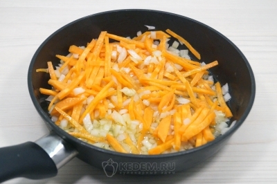 Обжарить лук и морковь на сковороде помешивая 2-3 минуты.