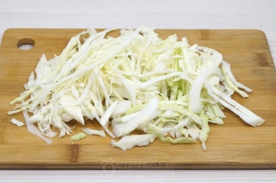 200 грамм свежей белокочанной капусты нашинковать.