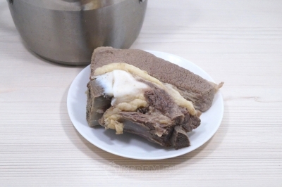 Бульон процедить. Луковицу выкинуть. Мясо остудить и отделить от костей.