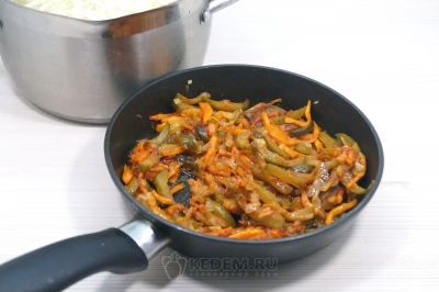 Добавить зажарку с огурцами. Готовить 5-7 минут.