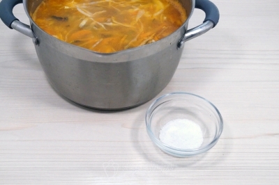 Добавить 1/2 чайной ложки соли. Если соли мало, то до солить по вкусу.