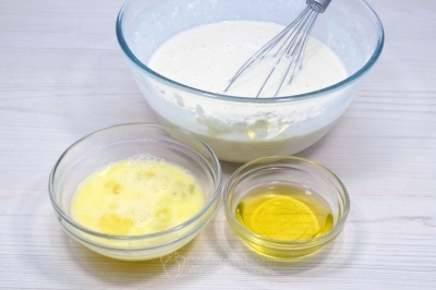 Добавить два взбитых яйца и 3 столовые ложки подсолнечного масла.