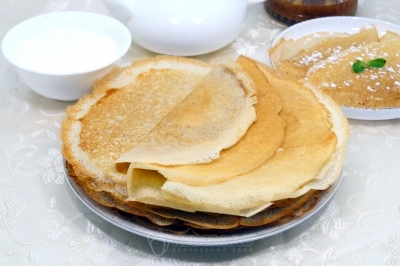 Тонкие блины на молоке и сухих дрожжах с дырочками готовы. Можно подавать к столу со сметаной, мёдом, любимым вареньем или ягодным джемом.