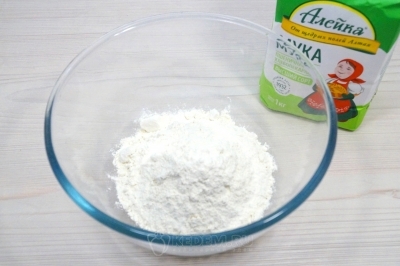 Чтобы приготовить вишневые пирожки, нужно в большую миску отмерить 200 грамм муки.