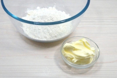 Добавить 80 грамм сливочного масла.