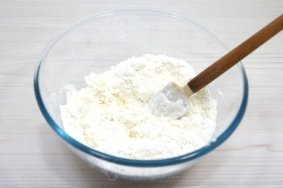 Хорошо перемешать муку со сливочным маслом в мелкую крошку.