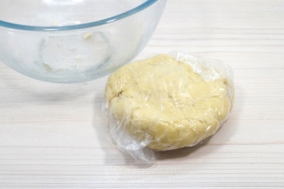 Тесто завернуть в пакет. Убрать в холодильник на 15 минут.