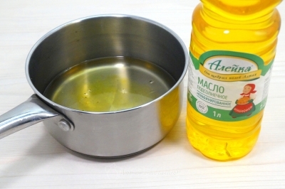 В сотейнике разогреть 200 миллилитров натурального подсолнечного масла.