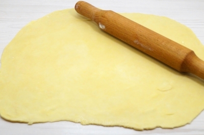 Тесто раскатать в тонкий пласт.