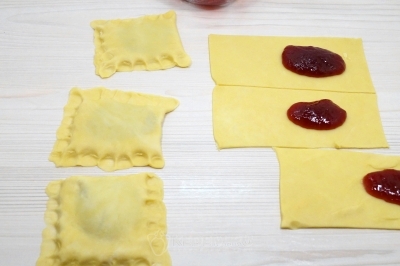 Завернуть один край. Защипнуть края.