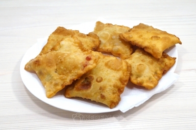 Готовые пирожки выложить на бумажные полотенца.