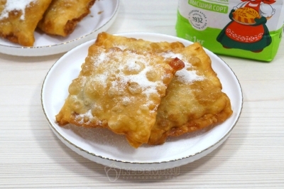 Посыпать пирожки сахарной пудрой.