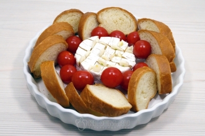 Добавить помидоры черри.