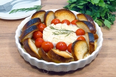 Камамбер запеченный в духовке с багетом готов. Можно сразу подавать к столу.