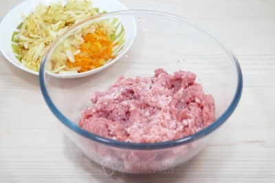 В большой миске смешать мясной фарш и обжаренные овощи.