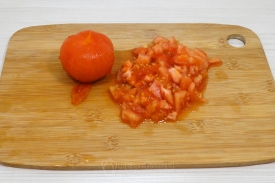 Снять кожицу и нарезать мелким кубиком.