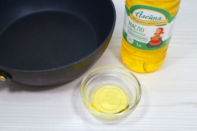 На сковороде разогреть 3 столовые ложки натурального подсолнечного масла.