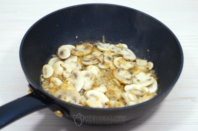 Обжарить лук и грибы помешивая 4-5 минут.