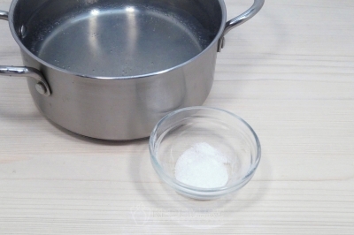 В кастрюле вскипятить 1, 5 литра воды. Добавить 1/2 чайной ложки соли.