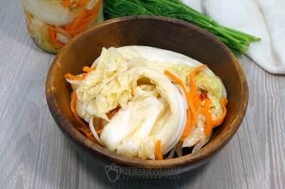 Маринованная пекинская капуста быстрого приготовления с луком и морковью готова. Подавать как закуску к мясным и рыбным блюдам.