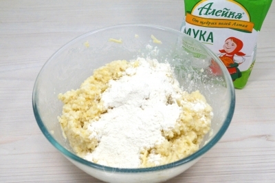 Добавить 3–4 столовые ложки муки ТМ «Алейка».