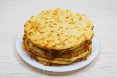 Сложить лепёшки стопкой на блюдо.