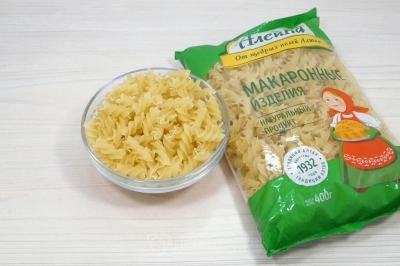 Отмерить 100 грамм макарон.