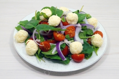 Из сырной массы скатать небольшие сырные шарики и выложить их на блюдо.