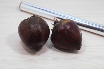 Чтобы приготовить салат со свеклой и морской капустой, нужно 2 свеклы промыть и обсушить.