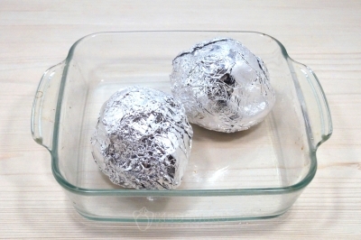 Завернуть свеклу в фольгу. Выложить в форму для запекания. Готовить в духовке 1 час при 200 градусах Цельсия. Вынуть свеклу из духовки остудить и очистить.