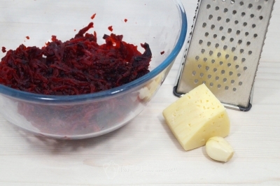 Натереть в миску на терке отварную свеклу, 50 грамм любимого твердого сыра и 1-2 зубчика чеснока.