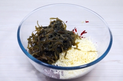 Добавить 100 грамм консервированной морской капусты без жидкости.